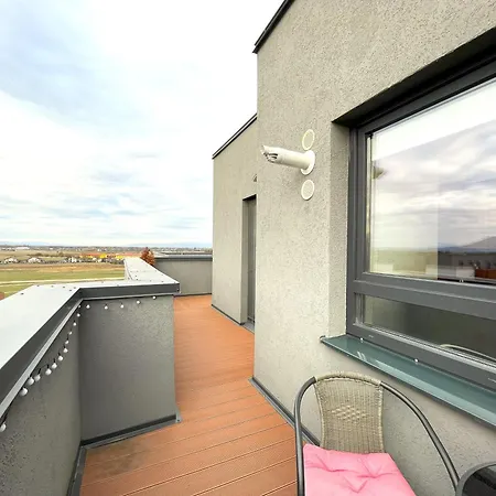 Blue Jay's Nest — Ac & Stylish Terrace Lägenhet Braşov